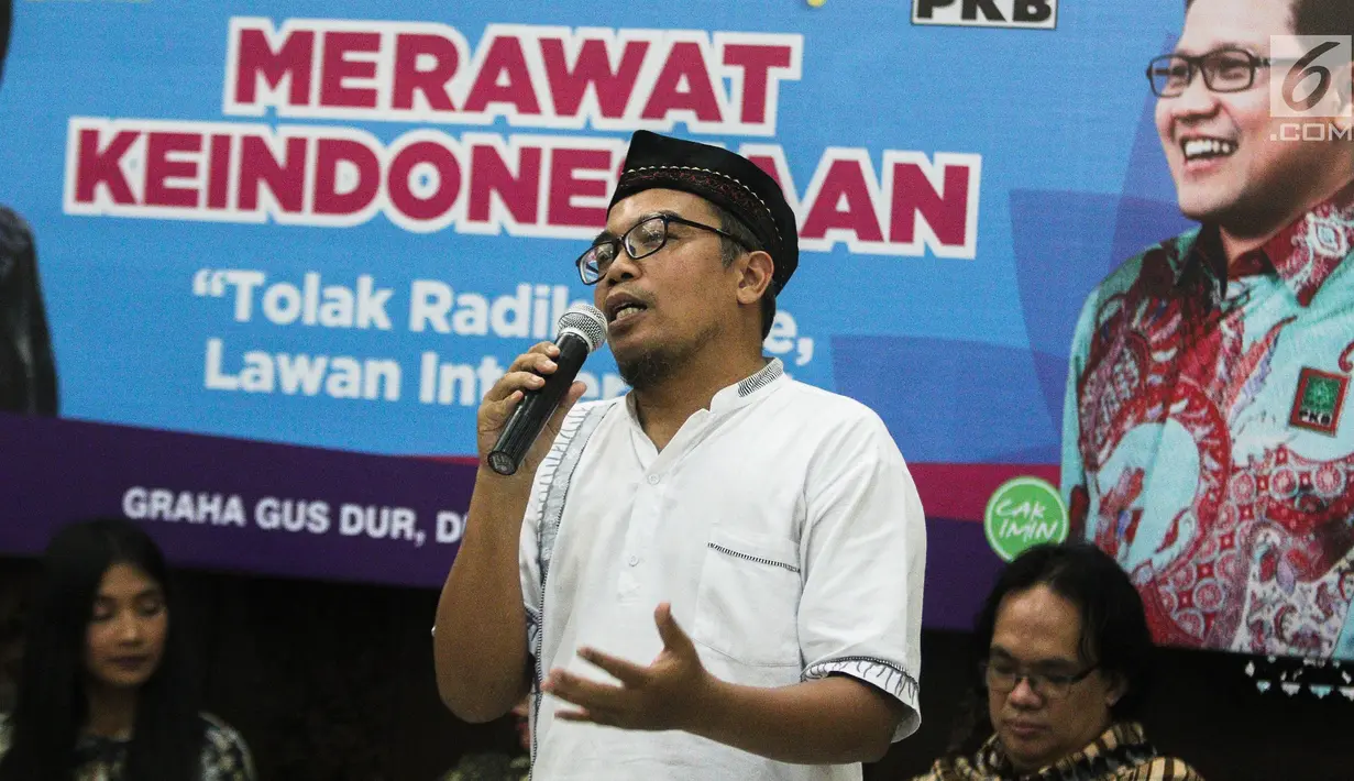 Mantan terpidana teroris Kurnia Widodo memberi penjelasan terkait teroris dalam diskusi di DPP PKB, Jakarta, Minggu (23/7). Diskusi bertemakan "Merawat Keindonesiaan Tolak Radikalisme, Lawan Intoleransi". (Liputan6.com/Faizal Fanani)