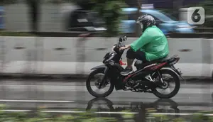 Warga menggunakan payung saat hujan mengguyur kawasan Monas, Jakarta Pusat, Kamis (5/1/2023). Warga diharapkan waspada serta mempersiapkan diri dengan perubahan cuaca yang akan terjadi selama satu pekan ke depan. (merdeka.com/Iqbal S Nugroho)