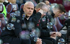 Pelatih Liverpool, Arne Slot saat laga Liga Inggris 2025/2026 melawan West Ham di London Stadium, London, Inggris, Minggu (30/11/2025) waktu setempat. (AFP/Ben Stansall)