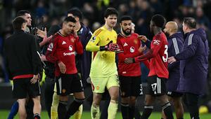 Senne Lammens menjadi pemain lain yang tak kalah penting dalam kemenangan Manchester United atas Everton di Liga Inggris 2025/2026 pada Senin (23/02/2026) waktu setempat. (AFP/Paul Ellis)
