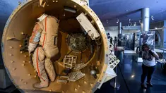 Seorang wanita melihat modul pintu air stasiun ruang angkasa Mir di Memorial Museum of Cosmonautics (atau Museum Peringatan Eksplorasi Luar Angkasa) di Moskow (20/8/2019). (AFP Photo/Kirill Kudryavtsev)