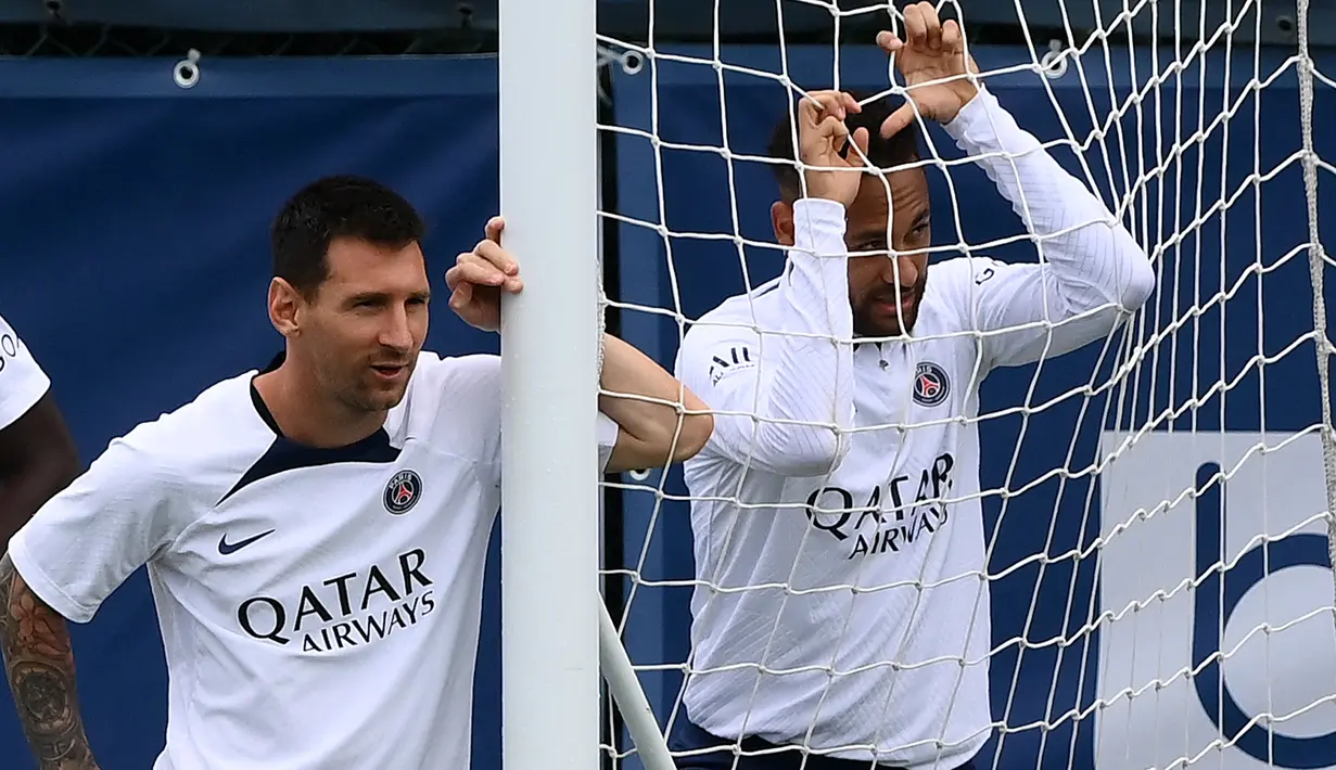 Penyerang Paris Saint-Germain (PSG) Lionel Messi (kiri) dan  Neymar menghadiri sesi latihan jelang melawan Monaco, di Saint-Germain-en-Laye, barat Paris pada 26 Agustus 2022. Laga PSG vs AS Monaco di lanjutan Ligue 1 Prancis akan berlangsung pada 29 Agustus 2022 dinihari WIB. (FRANCK FIFE / AFP)