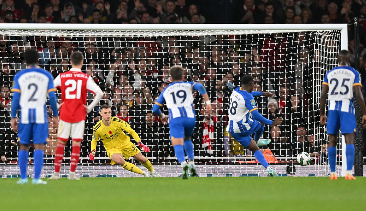Tujuh menit kemudian Brighton mampu menyamakan kedudukan 1-1 lewat eksekusi penalti Danny Welbeck. Penalti diberikan wasit usai Danny Welbeck dijatuhkan kiper Arsenal, Karl Jacob Hein di dalam kotak penalti. Skor 1-1 bertahan hingga 45 menit pertama usai. (AFP/Glyn Kirk)