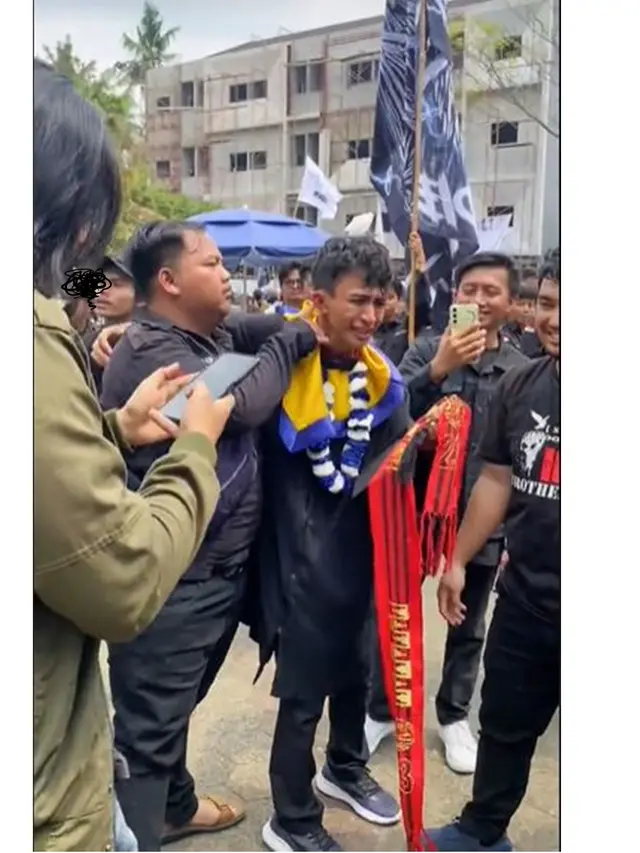Momen Haru Mahasiswa Berikan Selamat Pada Temannya yang Lulus di Semester 14