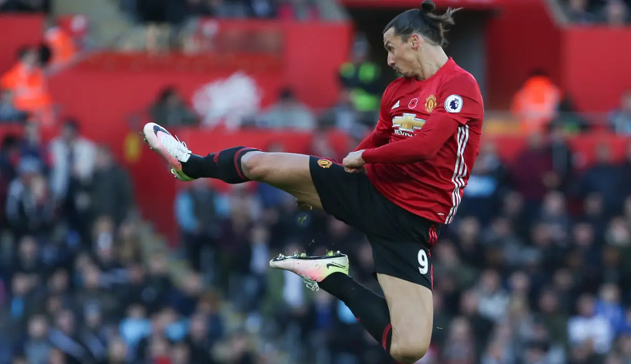 Aksi memikat Zlatan Ibrahimovic dengan tendangan kung-fu saat melawan Swansea di Liberty Stadium, 6 November 2016.
