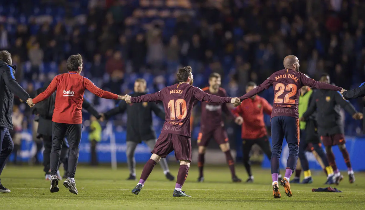 Para pemain Barcelona merayakan gelar juara La Liga 2017- 2018 setelah mengalahakan Deportivo La Coruna di Stadion Riazor, Senin (30/4/2018). Barcelona menang 4-2 atas Deportivo La Coruna. (AP/Lalo R. Villar)