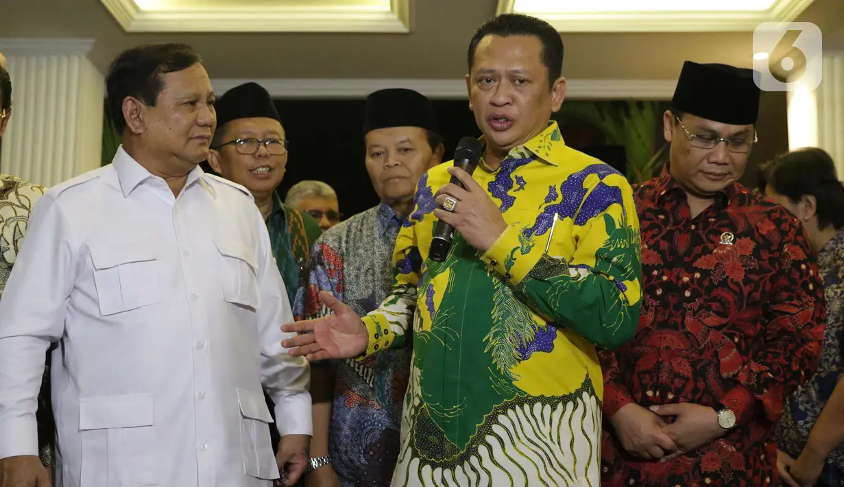 Ketua MPR RI, Bambang Soesatyo (kedua kanan) bersama Ketua Umum Partai Gerindra, Prabowo Subianto serta pimpinan MPR RI memberi keterangan usai melakukan pertemuan di Jakarta, Jumat (11/10/2019). Pertemuan membahas dinamika perpolitikan di tanah air. (Liputan6.com/Helmi Fithriansyah)