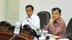 Presiden Joko Widodo didampingi Wakil Presiden Jusuf Kalla menggelar rapat terbatas (ratas) di Kantor Presiden, Komplek Istana Kepresidenan, Jakarta, Rabu (11/3/2015). (Liputan6.com/Faizal Fanani)