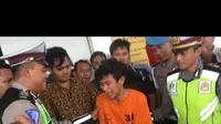 Pascakejadian ulah Adi Saputra yang merusak motornya dihadapan petugas Satlantas di Serpong, Kota Tangerang Selatan, ternyata banyak ulah hacker yang meretas berbagai media sosial Adi Saputra maupun kekasihnya, Yuni Astuti (17).