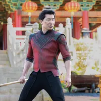 Aksi Simu Liu dalam film Shang Chi and The Legend of the Ten Rings. (Foto: Dok. Marvel Studios/ Walt Disney Pictures/ IMDb).