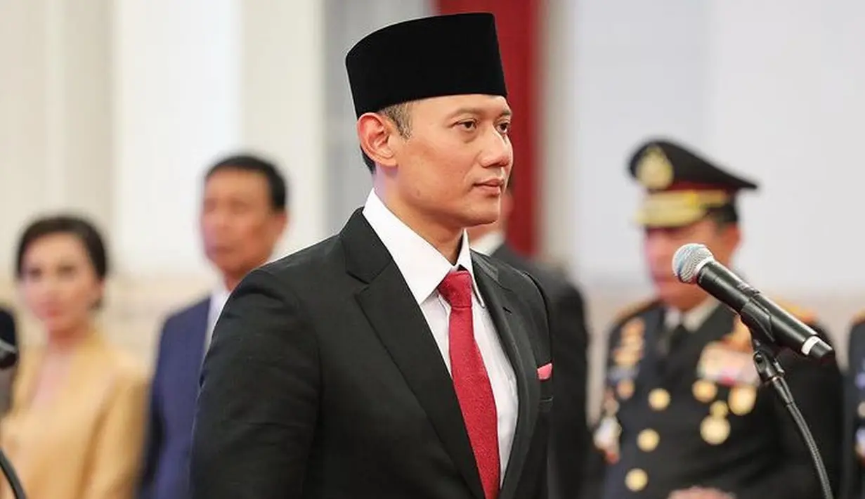 Saat dilantik, AHY tampil gagah mengenakan jas hitam yang serasi dengan pecinya. [dok. Bintang Radityo]