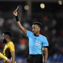 Wasit asal Somalia, Omar Abdulkadir Artan, batal memimpin pertandingan Piala Dunia 2026 karena tak mendapatkan izin masuk ke Amerika Serikat. (AFP/Khaled DESOUKI)
