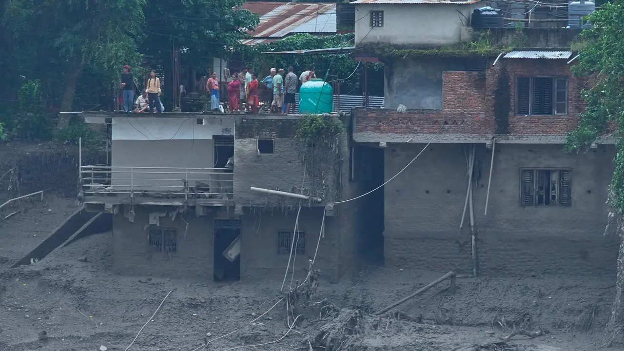 Tim SAR Berpacu Evakuasi Korban Banjir Bandang Nepal