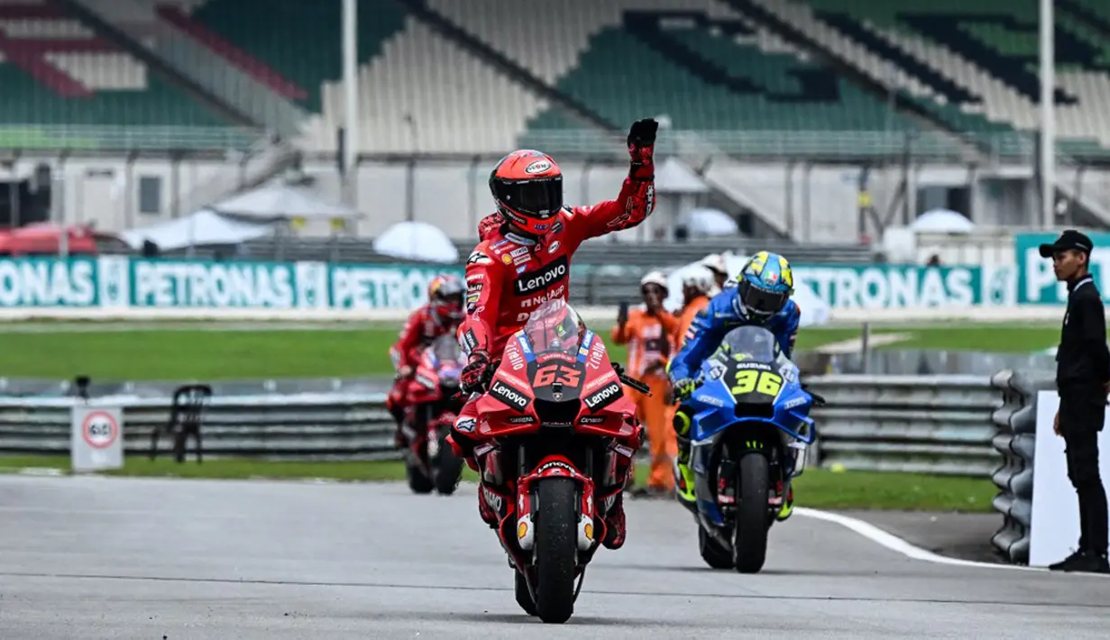Pembalap Ducati Lenovo Francesco Bagnaia merayakan kemenangannya usai balapan MotoGP Malaysia 2022 di Sirkuit Internasional Sepang, Sepang, Malaysia, Minggu (23/10/2022). Francesco Bagnaia sukses menjadi juara MotoGP Malaysia 2022 disusul Enea Bastianini dan Fabio Quartararo. (MOHD RASFAN/AFP)