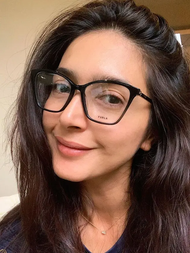 Nabila Syakieb berkacamata (Instagram/nsyakieb95)