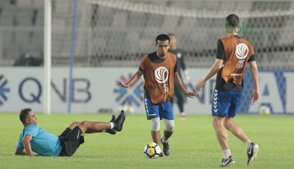 Para pemain Tampines Rovers melakukan sesi latihan Piala AFC 2018 di Stadion Utama GBK, Senayan, Jakarta (27/2/2018). Tampines Rovers akan melawan Persija di Grup H. (Bola.com/Nick Hanoatubun)