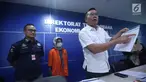 Wadir Tipideksus Bareskrim Polri, Kombes Pol Daniel Tahi Monang Silitonga menunjukkan barang bukti saat rilis di Jakarta, Rabu (17/10). Bareskrim mengungkap penipuan dan penggelapan saham dengan kerugian Rp 55 Milliar. (Liputan6.com/Helmi Fithriansyah)