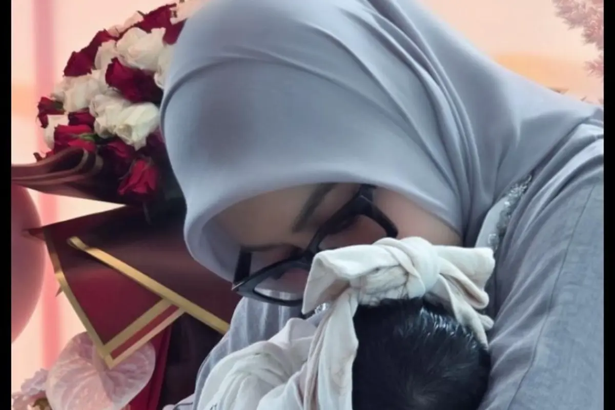Syahrini Bagikan Foto Terbaru Princess R di Singapura, Rambutnya Bikin Salah Fokus.