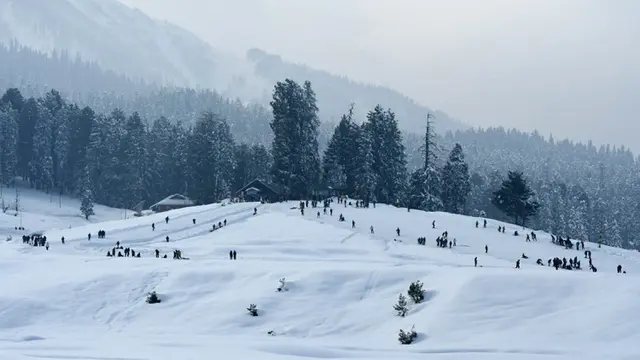 FOTO: Gulmarg, Destinasi Wisata Salju di India yang Tawarkan Pemandangan Alam Menawan