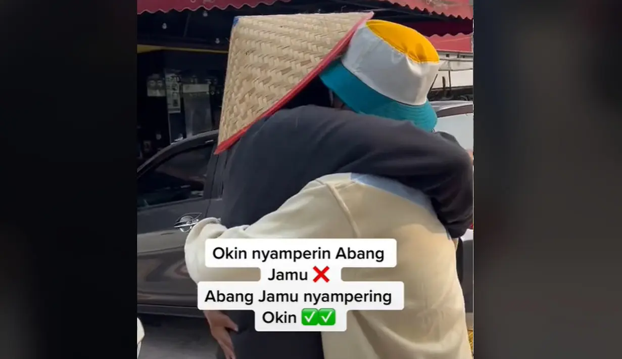 Niko Al Hakim memeluk erat abang jamu yang disebut berwajah mirip dengannya. (Foto: TikTok/ taichangorengofficial)