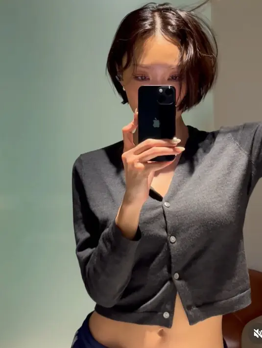 Mengambil potret mirror selfie, Hwasa memerlihatkan rambut pendek model bob dengan model belah dua tanpa poni. [@mariahwasa]