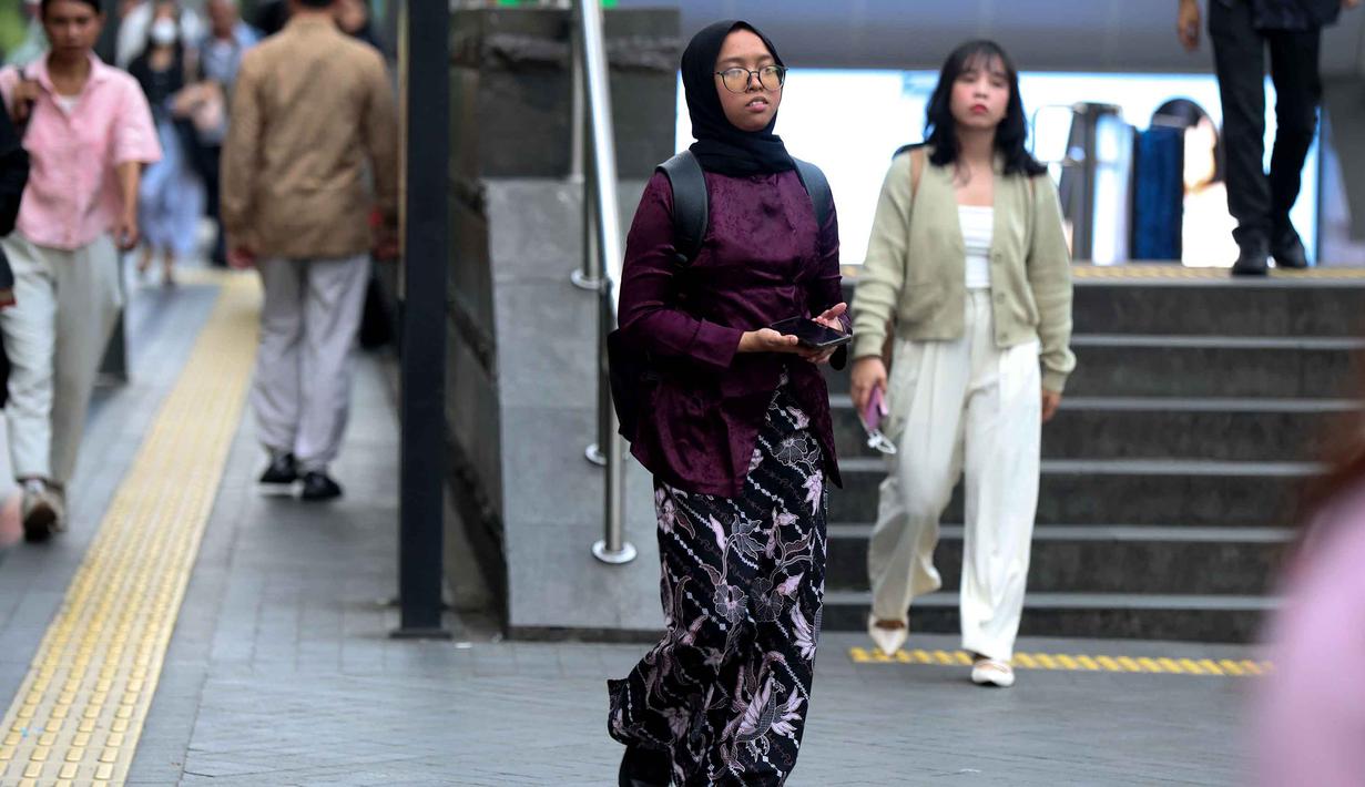 Ia juga mendirikan sekolah untuk anak perempuan di tanah kelahirannya, Jepara, Jawa Tengah. Tampak dalam foto, salah satu perempuan mengenakan kebaya saat melintas di sekitar kawasan Bundaran Hotel Indonesia, Jakarta, Selasa (21/4/2026). (Kapanlagi.com/Budy Santoso)