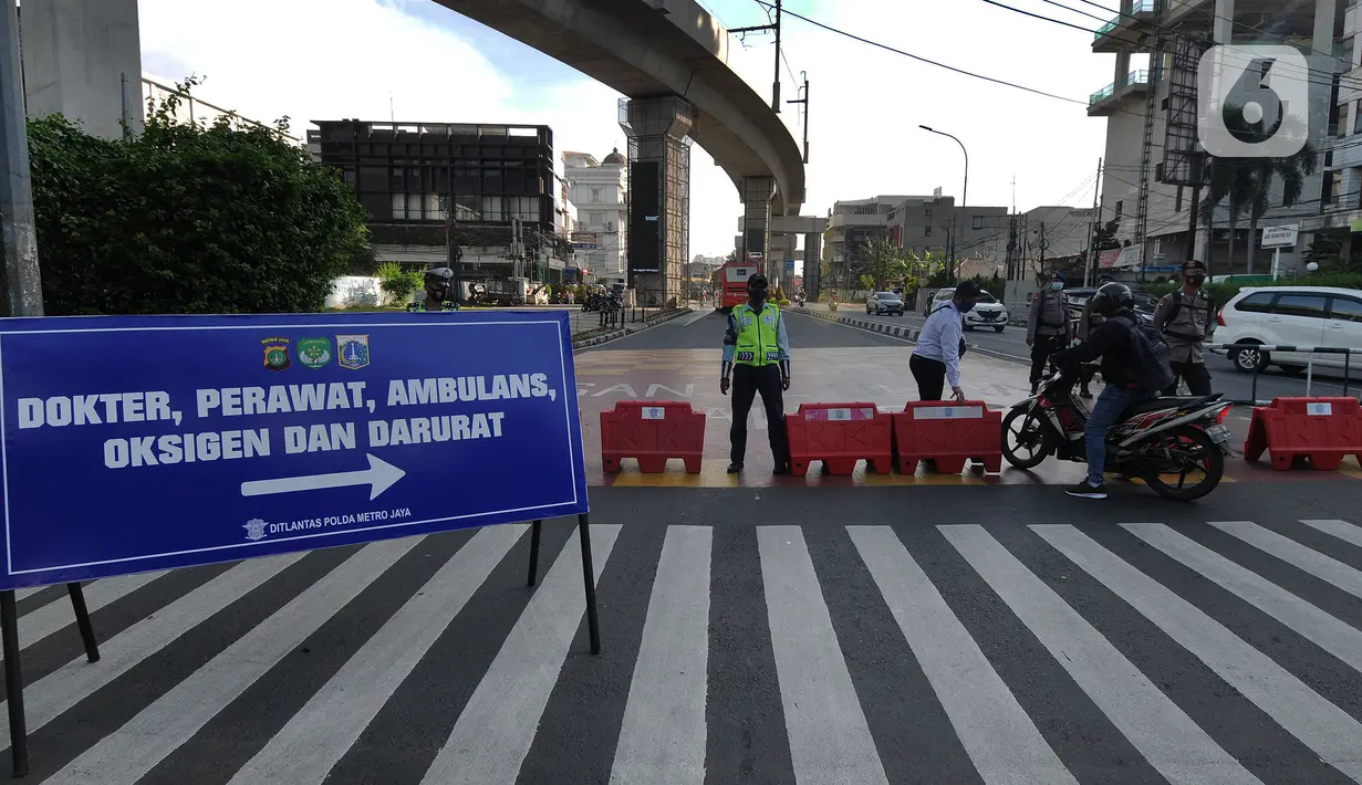 Polisi mengatur arus lalu lintas saat penyekatan masa PPKM Darurat di Perempatan Fatmawati, Jakarta, Senin (12/7/2021). Penyekatan berlangsung hingga pukul 10.00 WIB. (merdeka.com/Arie Basuki)