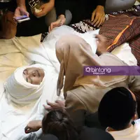 Sejumlah pelayat melihat wajah Julia Perez yang terlihat seperti tersenyum. (Nurwahyunan/Bintang.com)