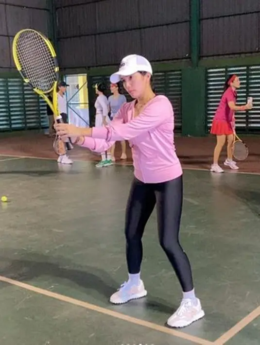 Di tengah kesibukannya sebagai artis, ibu lima anak itu selalu menyempatkan untuk olahraga. Meski bukan seorang atlet, Ussy Sulistiawaty terlihat lihai bermain tenis. Begini momen saat dirinya sedang latihan tenis. (Liputan6.com/IG/@ussypratama)