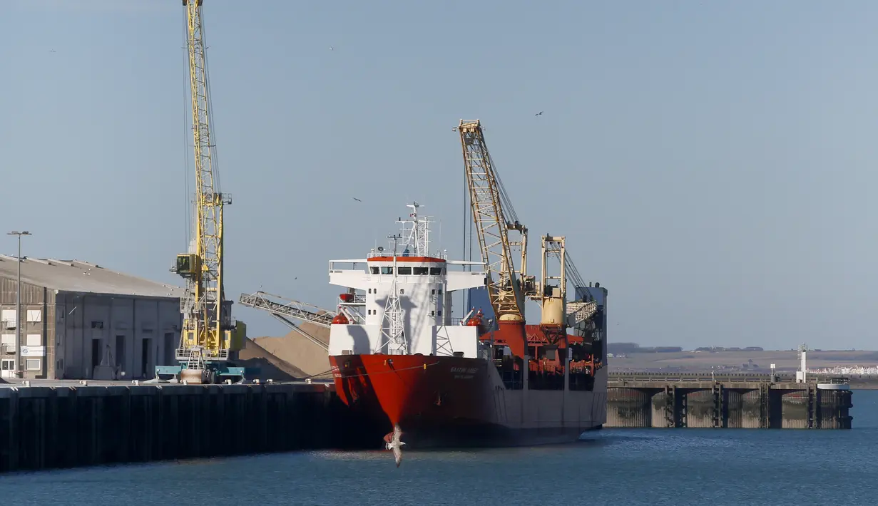 Kapal kargo berbendera Rusia berlabuh di pelabuhan Boulogne-sur-Mer, Prancis utara (26/2/2022). Pejabat Prancis mengatakan marinir yang berpatroli di wilayah Selat Inggris telah mencegat kapal kargo yang berlayar di bawah bendera Rusia dan mengawalnya untuk penyelidikan. (AP Photo/Michel Spingler)