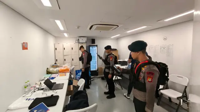 Tim Satuan Brimob Polda Metro Jaya menggelar sterilisasi menyeluruh di Stadion Utama Gelora Bung Karno (SUGBK), Jakarta Pusat, Jumat (25/9/2026).