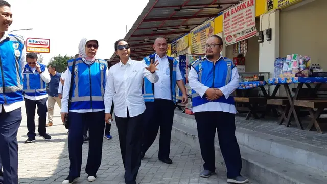 Menteri BUMN Rini Soemarno saat meninjau UMKM di rest area 207 A Tol Palikanci, Rabu (11/7/2018). Dok Kementerian PUPR