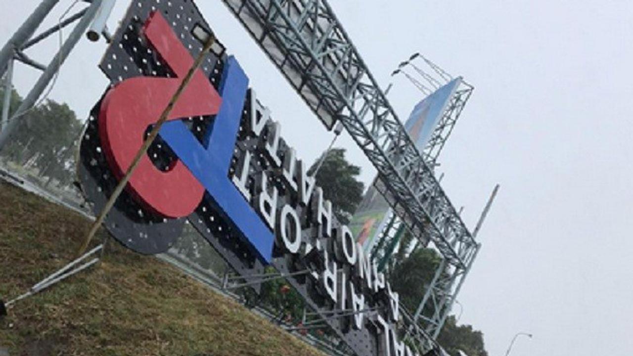 Papan Reklame Bandara Soetta Ambruk