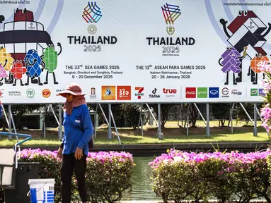 Aktivitas pekerja kebun di dekat papan reklame SEA Games 2025 di luar Stadion Nasional Rajamangala, Bangkok, Thailand pada Jumat 28 November 2025. Thailand berhias menyambut perhelatan olahraga terbesar se-Asia Tenggara (SEA Games) 2025. (Chanakarn Laosarakham/AFP)