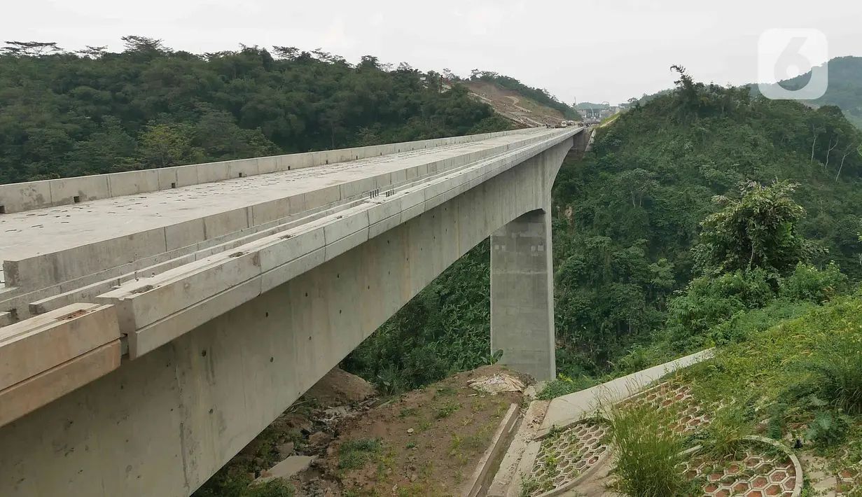 Suasana proyek Tunnel 6 Kereta Cepat Jakarta Bandung sepanjang panjang 4.478 meter atau 4,4 kilometer yang berlokasi di kawasan Cikalong Wetan, Depok, Purwaarta, Kamis (27/1/2022). (Liputan6.com/Herman Zakharia)
