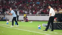 Pelatih Timnas Malaysia, Tan Cheng Hoe, dan pelatih Timnas Indonesia, John Herdman, dalam duel Grup B FIFA ASEAN Cup 2026 di Stadion Utama Gelora Bung Karno (SUGBK), Jakarta, Senin (28/9/2026). (Bola.com/Budy Santoso)