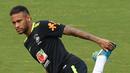 Striker Brasil, Neymar, saat mengikuti sesi latihan jelang laga kualifikasi piala dunia 2018 di Barranquilla, Kolombia, Senin (4/9/2017). Brasil akan berhadapan dengan Kolombia. (AFP/Luis Acosta)