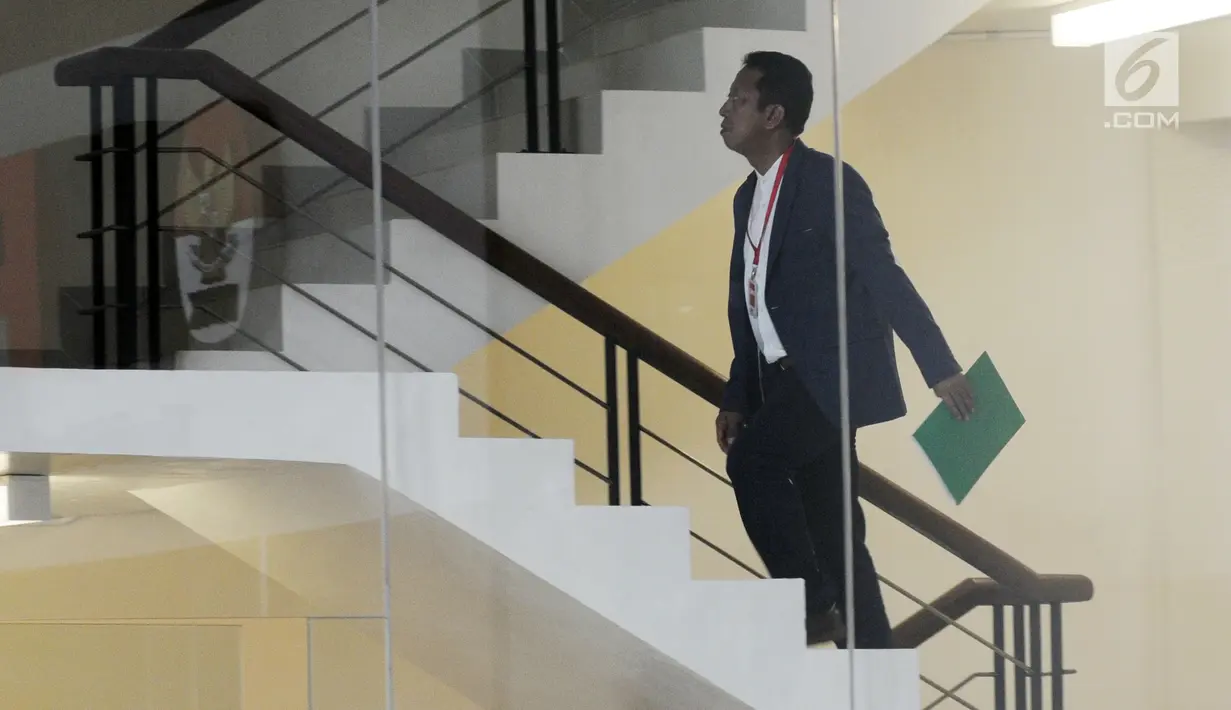 Ketua Umum PPP M Romahurmuziy menaiki tangga ruang penyidik untuk menjalani pemeriksaan di Gedung KPK, Jakarta, Kamis (23/8). Romahurmuziy diperiksa sebagai saksi untuk tersangka mantan PNS Kemenkeu Yaya Purnomo. (Merdeka.com/Dwi Narwoko)