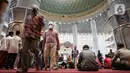 Umat muslim melaksanakan ibadah Sholat Jumat di Masjid Istiqlal, Jakarta, Jumat (8/4/2022). Masjid Istiqlal kembali menggelar Sholat Jumat berjemaah pada minggu pertama Ramadhan dengan meniadakan aturan jaga jarak saat sholat, namun jemaah wajib menggunakan masker. (Liputan6.com/Faizal Fanani)