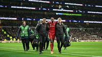 Penyerang Liverpool, Alexander Isak, mengalami cedera saat timnya menang 2-1 atas Tottenham Hotspur pada laga pekan ke-17 Premier League di Tottenham Hotspur Stadium, Minggu (21/12/2025) dini hari WIB. (AFP/Justin Tallis)