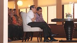 Menkumham Yasonna Laoly berbincang dengan Kepala BNPT Suhardi Alius saat acara MoU di gedung Kemenkumham, Jakarta, Kamis (31/5). Kerja sama tersebut terkait dengan penanggulangan tindak pidana terorisme. (Liputan6.com/Herman Zakharia)