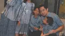 Ayu Dewi tampil mengenakan setelan warna biru bermotif serasi dengan suami dan ketiga anaknya. Ayu pun tampil mengenakan turban yang masih memerlihatkan rambut belah duanya. [@geulis.id]