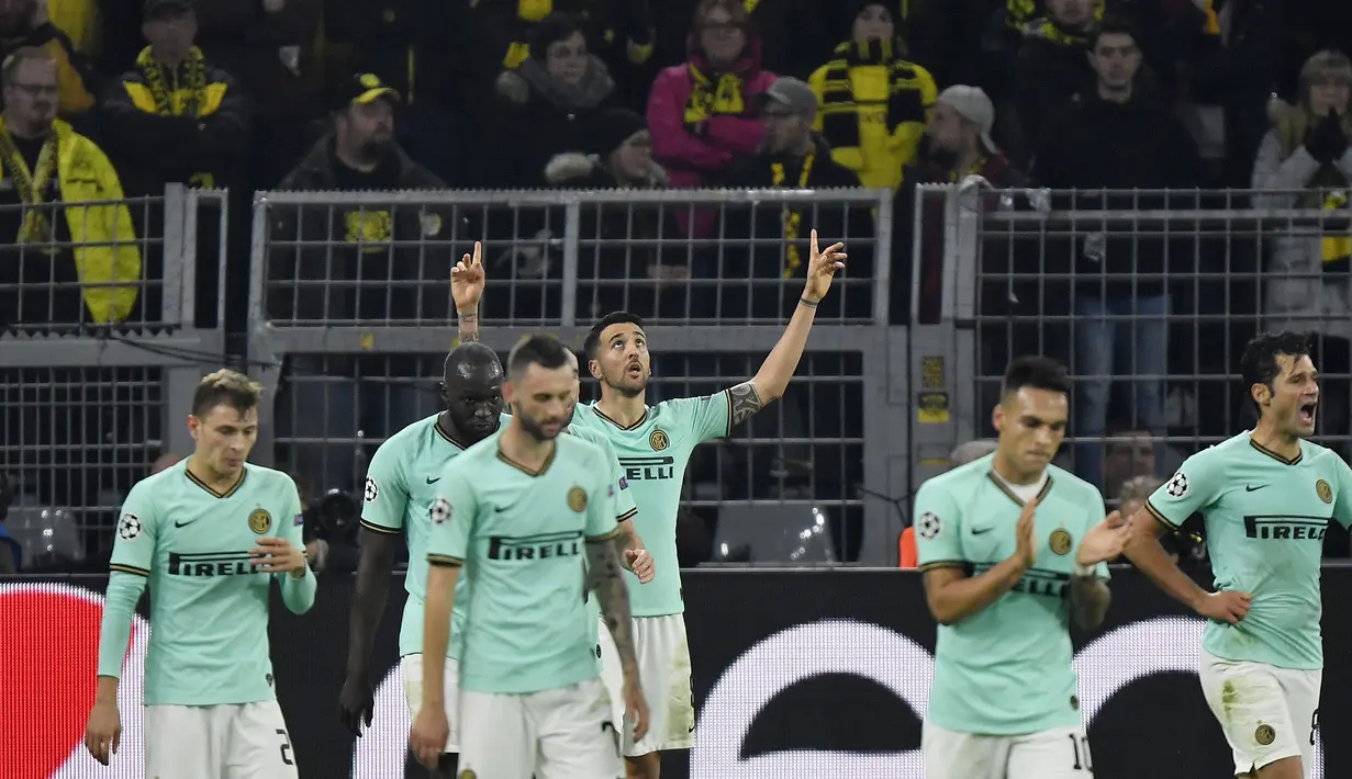 Gelandang Inter Milan, Matias Vecino (tengah) berselebrasi usai mencetak gol ke gawang Borussia Dortmund pada pertandingan lanjutan Grup F Liga Champions di Signal Iduna Park, Jerman (5/11/2019). Dortmund menang tipis 3-2 atas Inter Milan. (AP Photo/Martin Meissner)