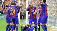 Para pemain Barcelona dilempari beberapa benda oleh suporter Valencia saat merayakan gol pada laga di Mestalla, Valencia, 22 Oktober 2016. (AFP/Jose Jordan)