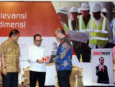 Menteri Tenaga Kerja Hanif Dhakiri (kedua kanan) menerima buku dari editor penulis jelang seminar dan bedah buku Jokoway di Jakarta, Kamis (27/10). Seminar bertema Era Nawacita dan Relevansi Kepemimpinan Multidimensi. (Liputan6.com/Helmi Fithriansyah)