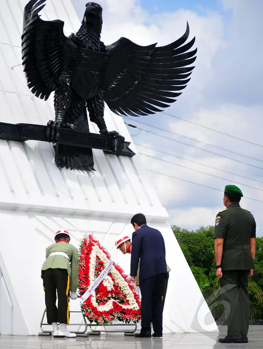 PM Jepang, Shinzo Abe saat memberikan bunga di Taman Makam Pahlawan, Jakarta, Rabu (22/4/2015). PM Abe berdoa untuk Eto Sichio, warga Jepang yang membantu perjuangan rakyat Indonesia saat perang kemerdekaan. (Liputan6.com/Yoppy Renato)