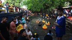 Warga bermain air di wisata alam Mata Air Sodong di Desa Ligar Mukti, Klapanunggal, Kabupaten Bogor, Jawa Barat, Minggu (9/6). Destinasi wisata alam pemandian Mata Air Sodong banyak dikunjungi warga Jabodetabek saat libur murah meriah lebaran. (merdeka.com/Imam Buhori)