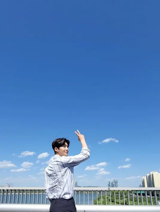 Kini ia juga jadi sorotan saat memerankan tokoh utama di drama Hometown Cha-Cha-Cha. (Instagram/seonho__kim)