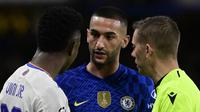 Hakim Ziyech. Gelandang serang Chelsea asal Maroko berusia 29 tahun ini baru dimasukkan di awal babak kedua pada menit ke-46 menggantikan N'Golo Kante. Sayang, perannya yang diharapkan dapat meningkatkan serangan The Blues tetap berujung kekalahan 1-3. (AFP/Javier Soriano)