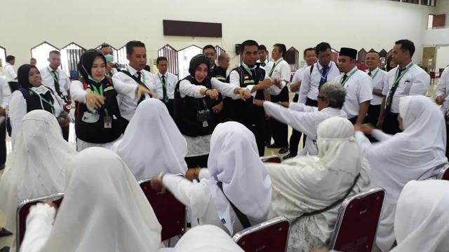 Sebanyak 1.108 petugas haji menggelar simulasi pelaksanaan penyelenggaraan ibadah haji di Asrama Haji Pondok Gede Jakarta. Dok MCH